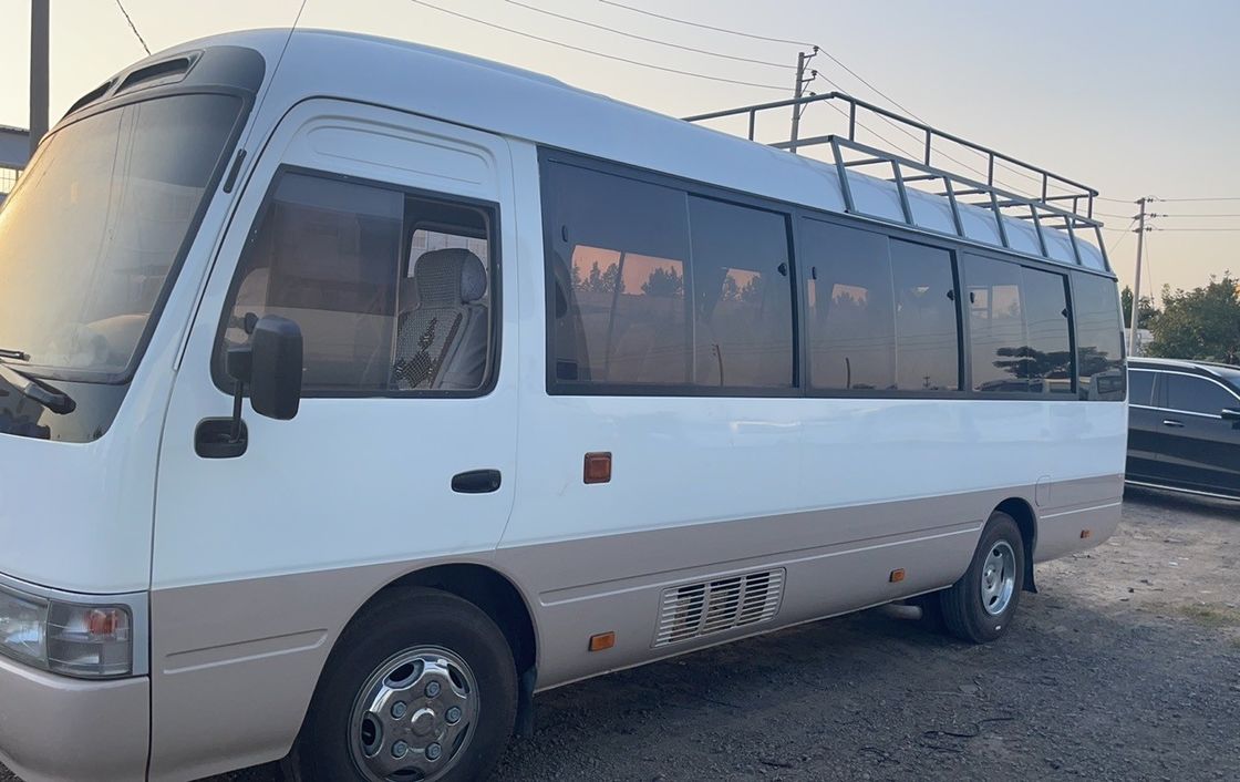 Autobus Toyota di 30 posti in buone condizioni LHD 7.00R16 pneumatico G.V.W 5900 kg