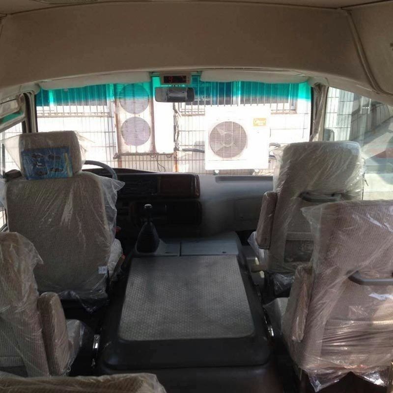 Modello 19 posti RHD Mini Coaster Autobus passeggeri 70L Serbatoio 7.00R16 pneumatici pronti per la spedizione