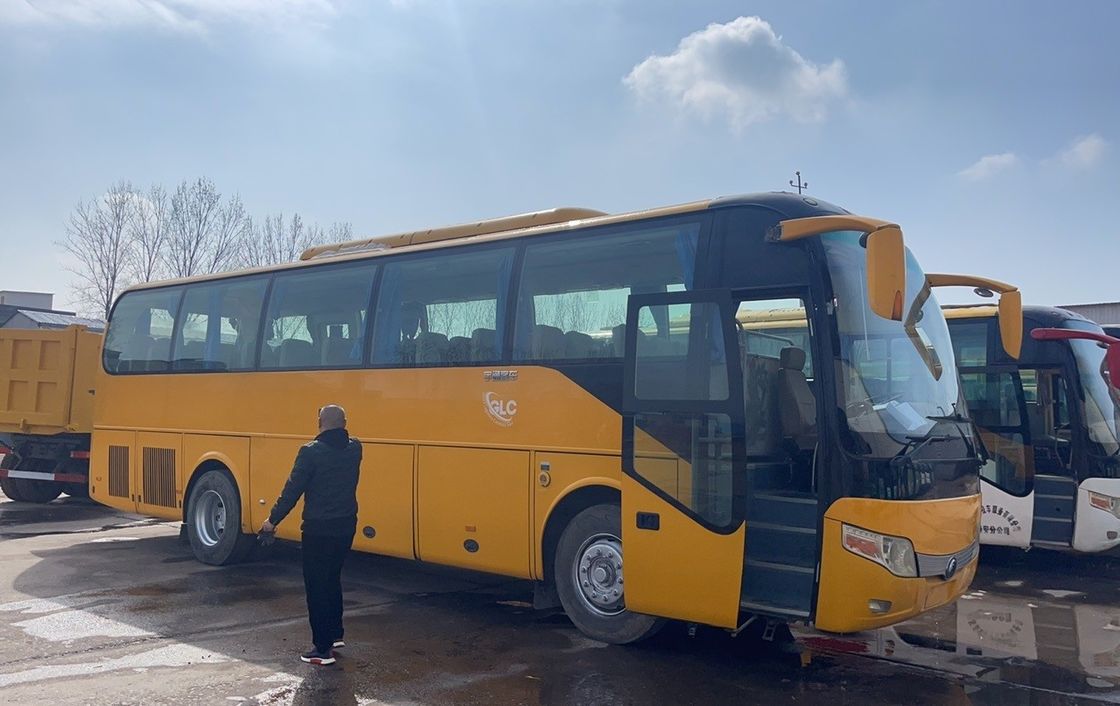 Autobus passeggeri di lusso da 51 posti con motore posteriore interni spaziosi e comodi