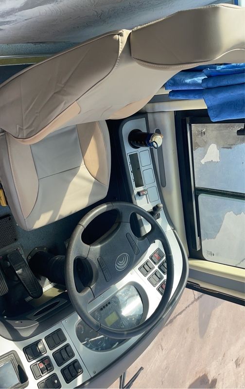Autobus passeggeri di lusso da 51 posti con motore posteriore interni spaziosi e comodi