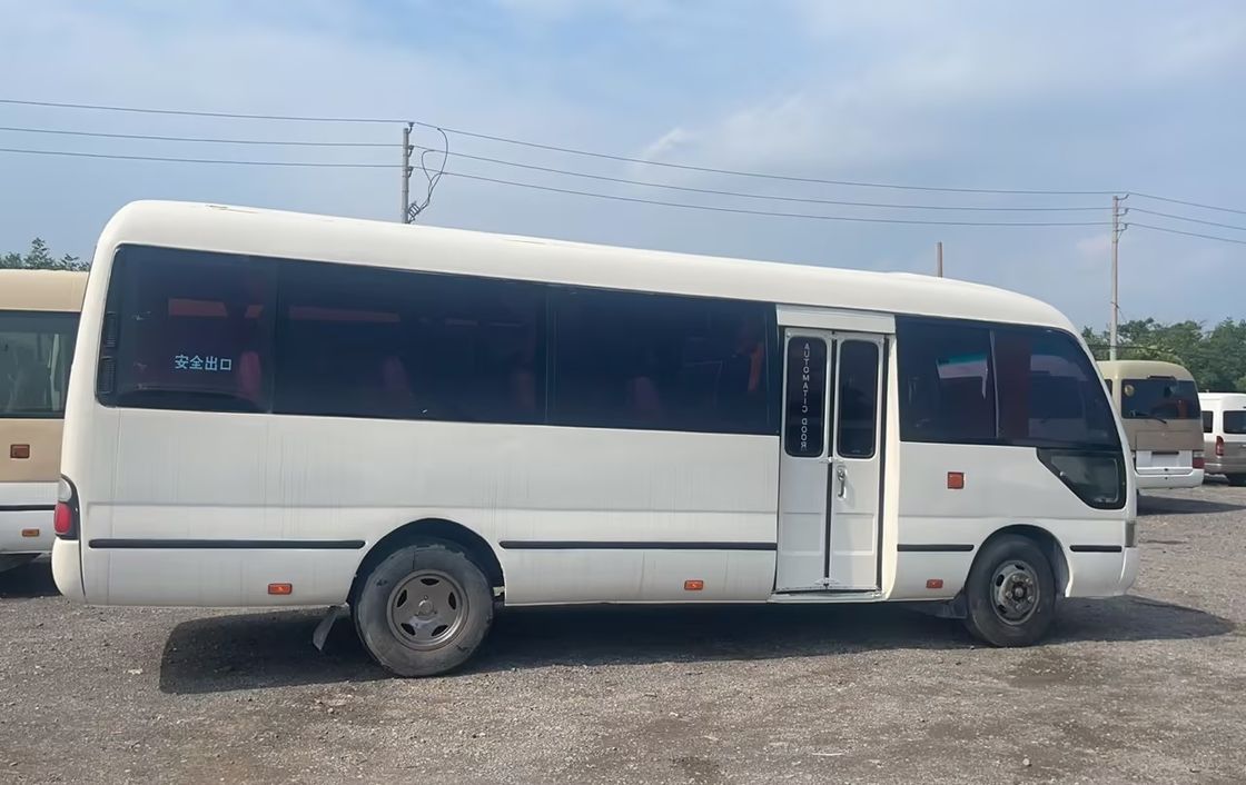 Autobus Toyota Coaster da 30 posti in ottime condizioni con motore diesel da 6 a 8 litri