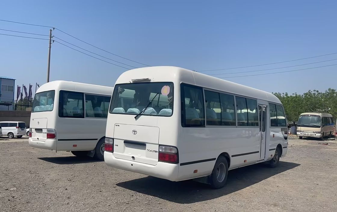 Autobus Toyota Coaster da 30 posti in ottime condizioni con motore diesel da 6 a 8 litri