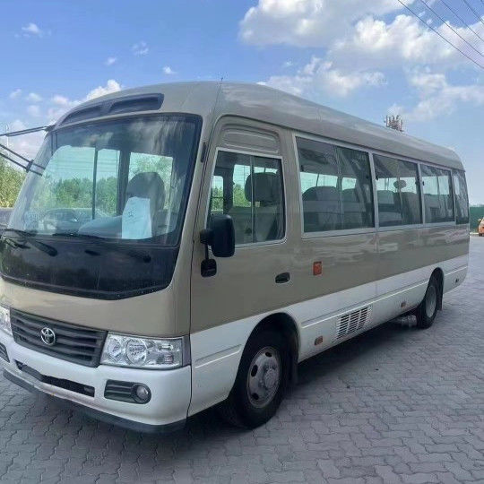 2023 Modello di Autobus Toyota Coaster a benzina 30 posti Capacità del motore 4L 7005*2040*2785mm