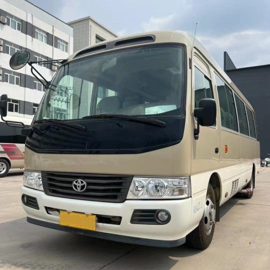 2023 Modello di Autobus Toyota Coaster a benzina 30 posti Capacità del motore 4L 7005*2040*2785mm