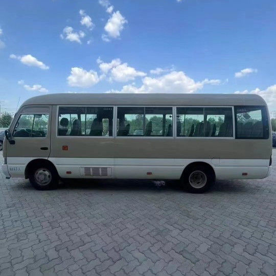 2023 Modello di Autobus Toyota Coaster a benzina 30 posti Capacità del motore 4L 7005*2040*2785mm