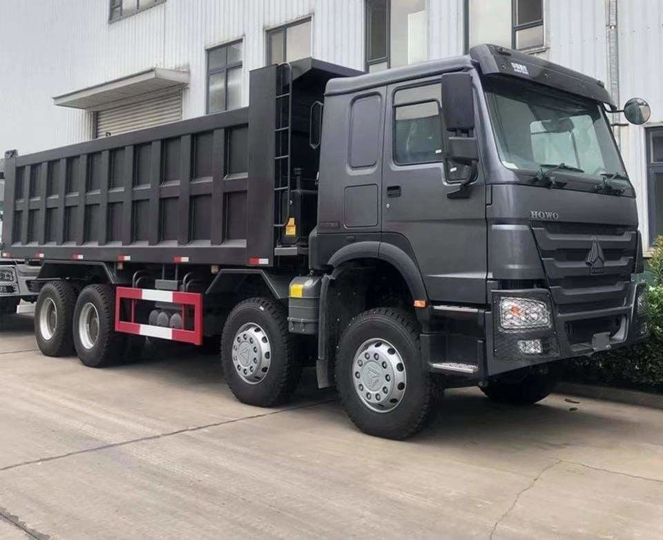 8x4 400 hp 12 ruote 50 60 tonnellate camion di scarico con cisterna di 400-500 litri