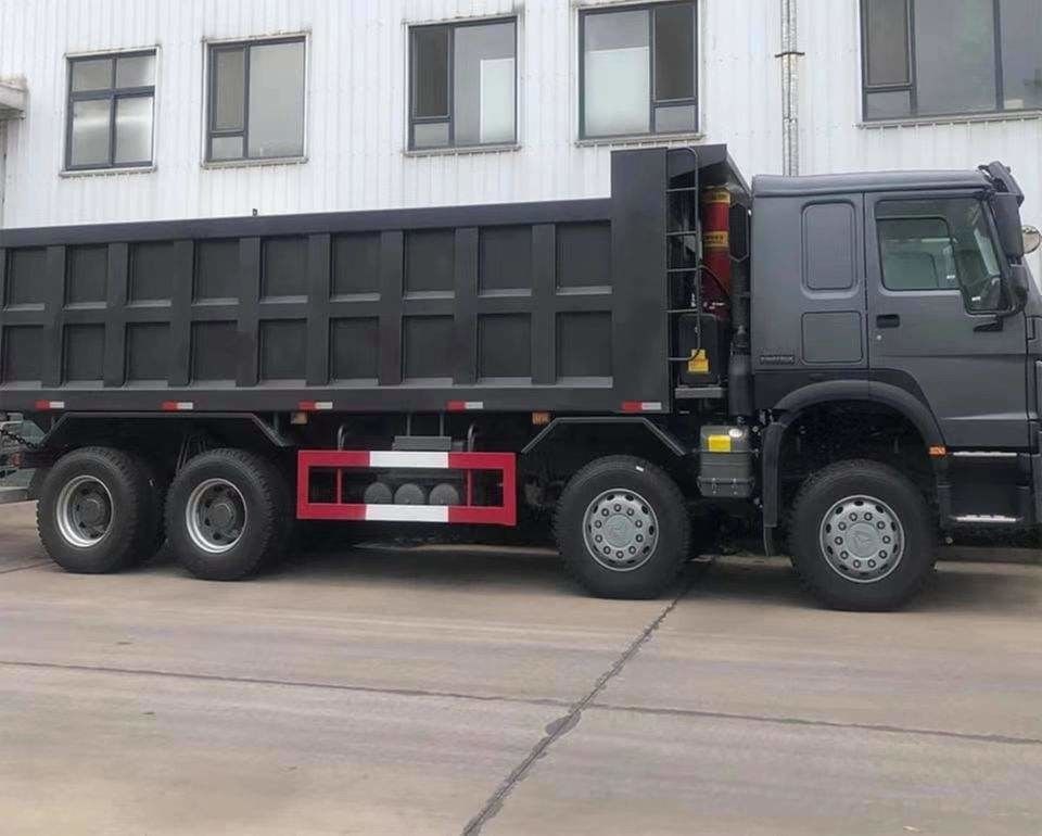 8x4 400 hp 12 ruote 50 60 tonnellate camion di scarico con cisterna di 400-500 litri