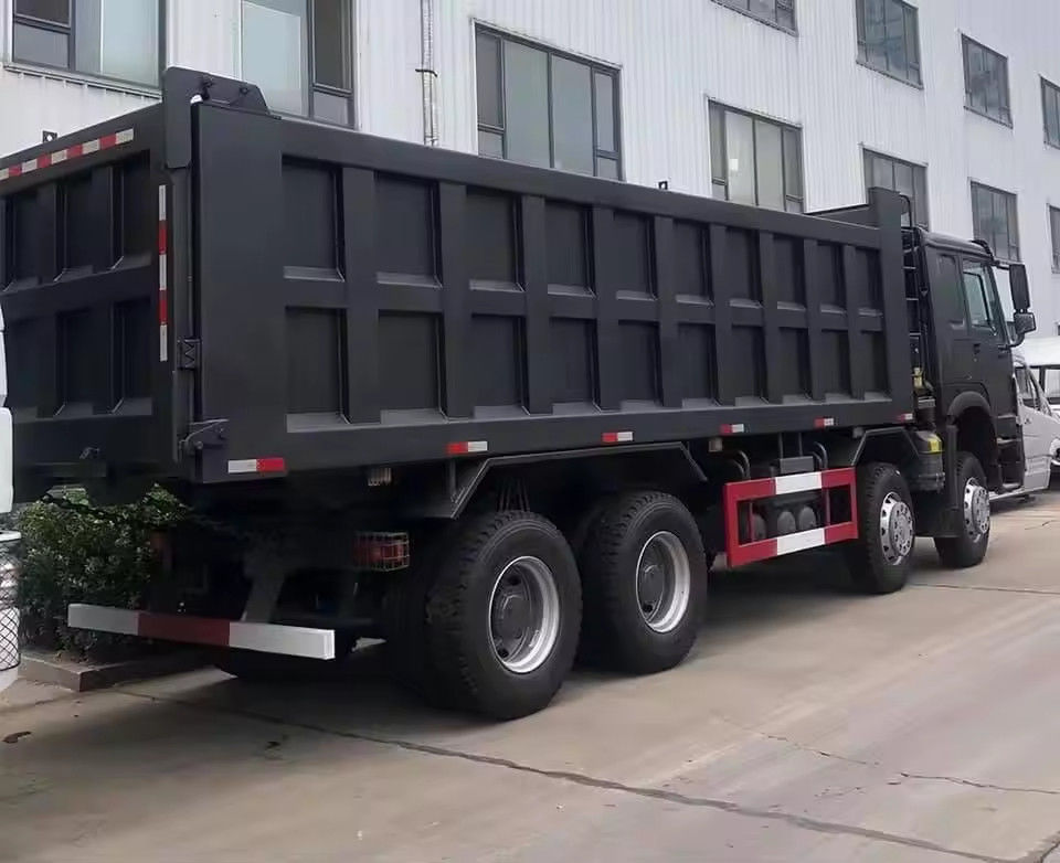 8x4 400 hp 12 ruote 50 60 tonnellate camion di scarico con cisterna di 400-500 litri