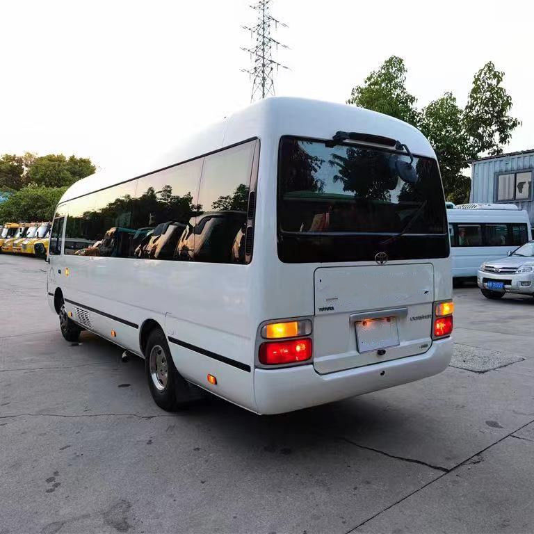 Potenza massima 113/5200kw Toyota Minibus Motore a benzina e diesel 29 posti Autobus minibus usato