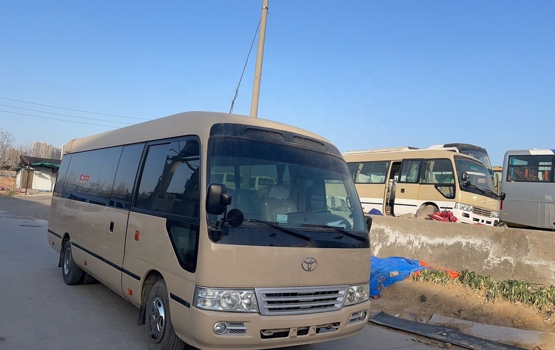 Usato Toyota Coaster piccolo autobus passeggeri da 30 posti con aria condizionata per il mercato africano