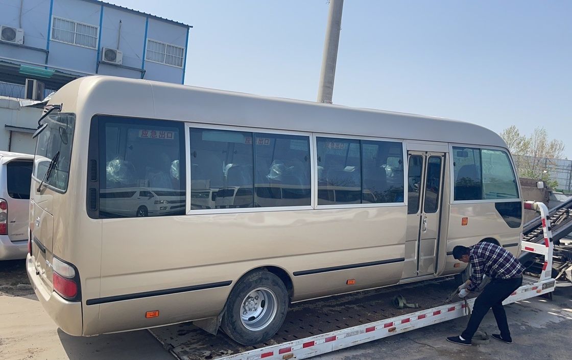 7m Toyota Coaster Bus 30 posti Massa totale massima 5400kg 16/10 Angolo di avvicinamento/partenza