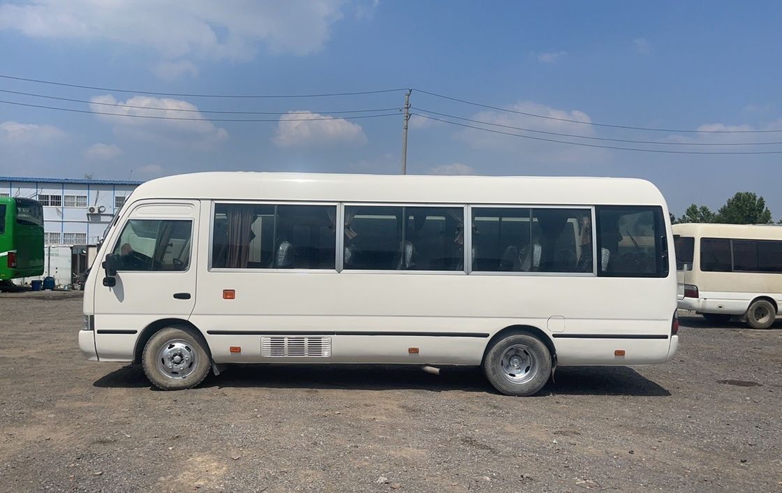 Autobus Toyo ta Coaster da 30 posti con pneumatici 9.00R20 e comode posti a sedere