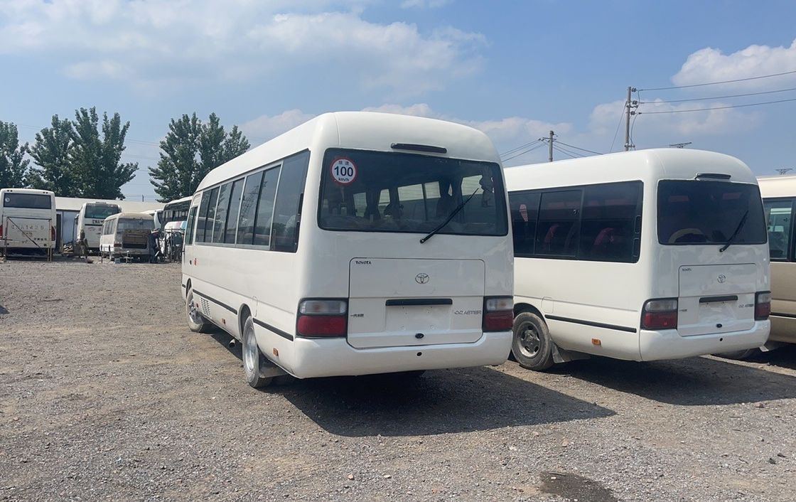 Autobus Toyo ta Coaster da 30 posti con pneumatici 9.00R20 e comode posti a sedere