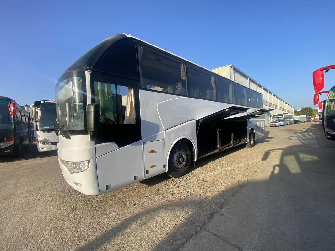 Comodo pullman da 65 posti con motore da 6 litri e sospensione a molla