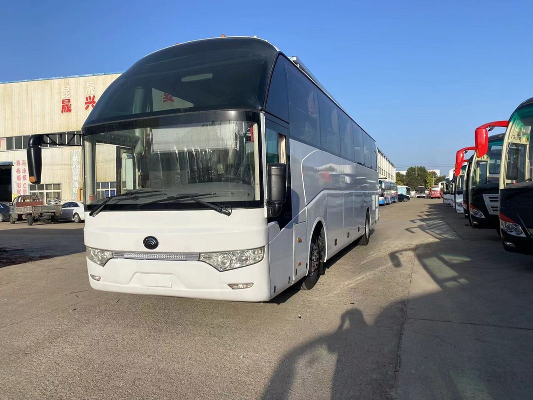 Comodo pullman da 65 posti con motore da 6 litri e sospensione a molla