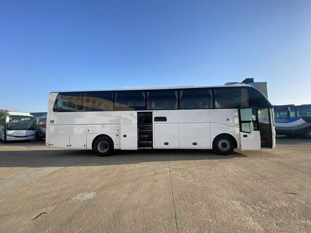 Comodo pullman da 65 posti con motore da 6 litri e sospensione a molla