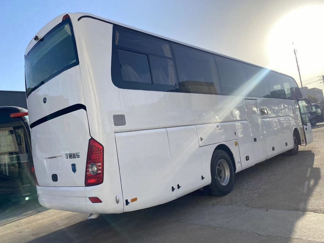 Comodo pullman da 65 posti con motore da 6 litri e sospensione a molla