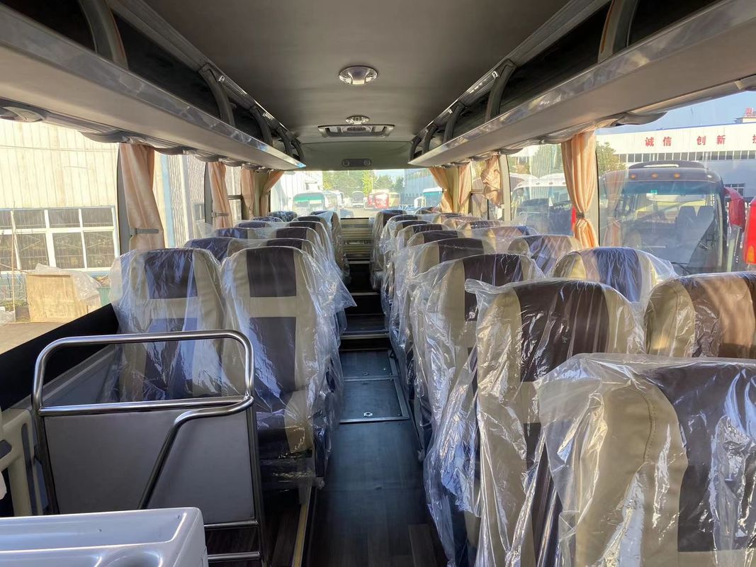 Comodo pullman da 65 posti con motore da 6 litri e sospensione a molla