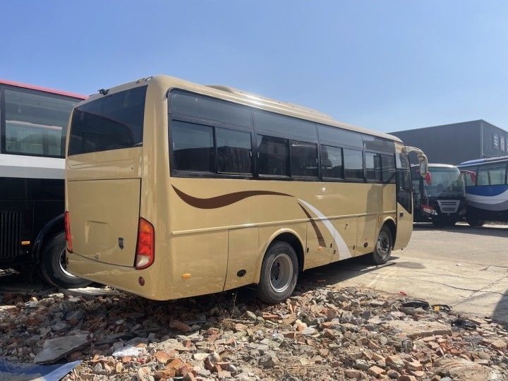 Autobus per viaggi a lunga distanza con pneumatici 8.25R20 e capacità motore 4-6L