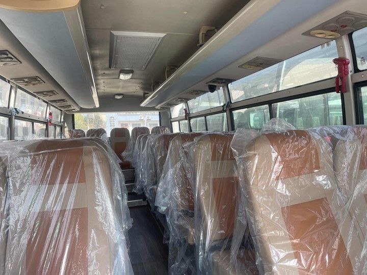 Autobus per viaggi a lunga distanza con pneumatici 8.25R20 e capacità motore 4-6L