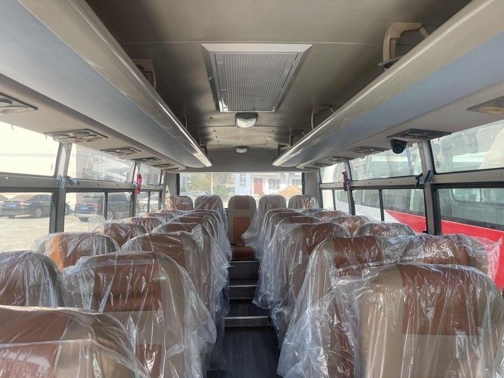 Autobus per viaggi a lunga distanza con pneumatici 8.25R20 e capacità motore 4-6L