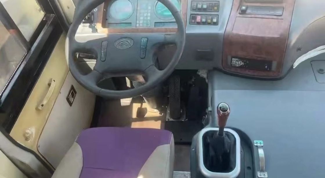 Autobus per viaggi a lunga distanza con pneumatici 8.25R20 e capacità motore 4-6L