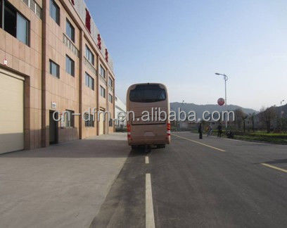 Autobus di lusso da 60 posti con asse Dongfeng Dona e pneumatici 298/80R22.5