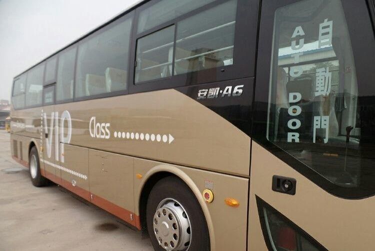 Progettazione di un pullman di lusso da 12 metri con motore Yuchai e 65 posti a sedere e 67 posti a sedere