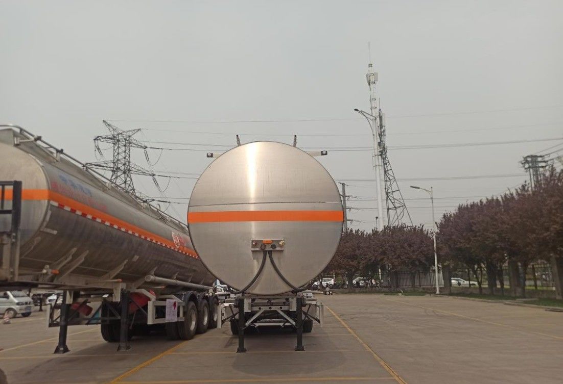 CIMC LINYU 46000L Cisterna di combustibile in lega di alluminio Camione rimorchio con passo 6150 1310 1310