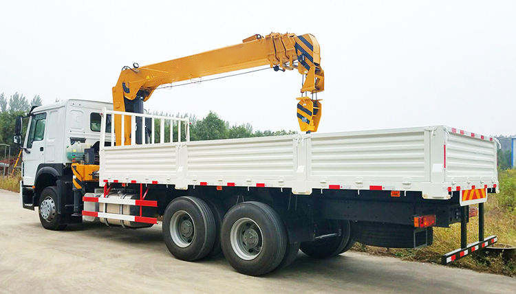 10 tonnellate Telescopic Boom Truck montata gru e con Outrigger Span di 2280-5580 mm