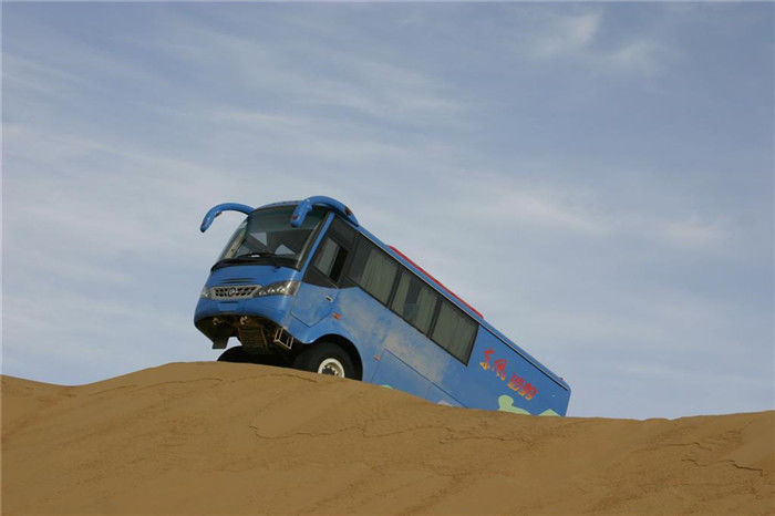 6700mm Lunghezza 4x4 Desert Bus Off-road Awd 14 posti Autobus passeggeri Per l'Africa Euro 3 Standard di emissioni